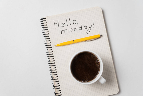 Pazartesi günü beyaz arka planda "Merhaba" yazan bir not. Not defterine kalem ve sabah kahvesi.. - Fotoğraf, Görsel