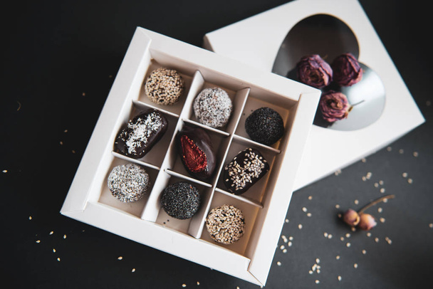 handgemachte Früchte und Schokoladenbonbons in einer weißen Schachtel - Foto, Bild