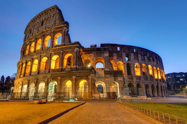 Le célèbre Colisée de Rome illuminé au crépuscule
 - Photo, image