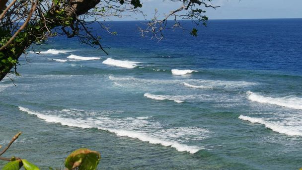 Απαλά κύματα κυλούν προς την ακτή της παραλίας Parola, Cape San Agustin, Davao Oriental. - Φωτογραφία, εικόνα