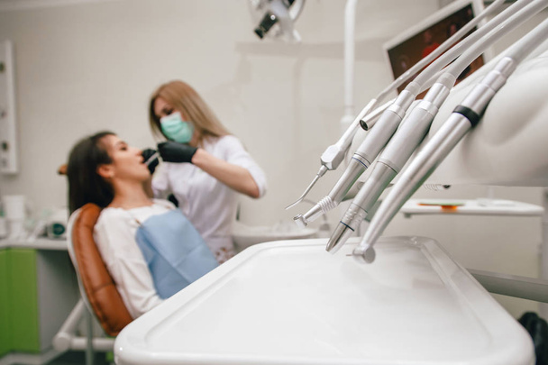 em segundo plano um dentista um médico trata um paciente
 - Foto, Imagem