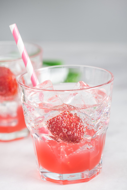 Shirley Strawberry Ginger cocktai - Foto, imagen