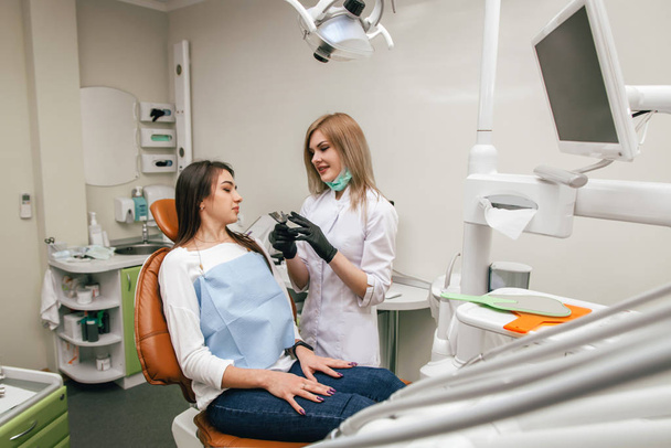 dentist treats girls teeth  - Valokuva, kuva