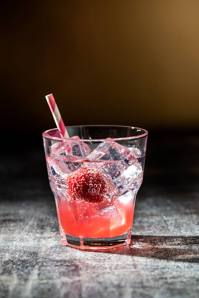 Shirley Strawberry Ginger cocktai - Фото, изображение