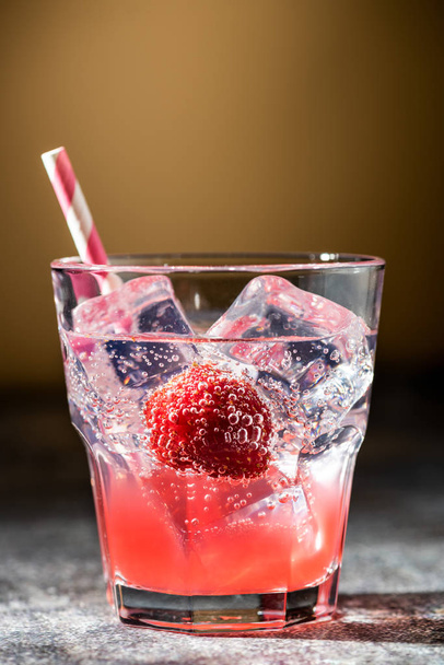 Shirley Strawberry Ginger cocktai - Zdjęcie, obraz