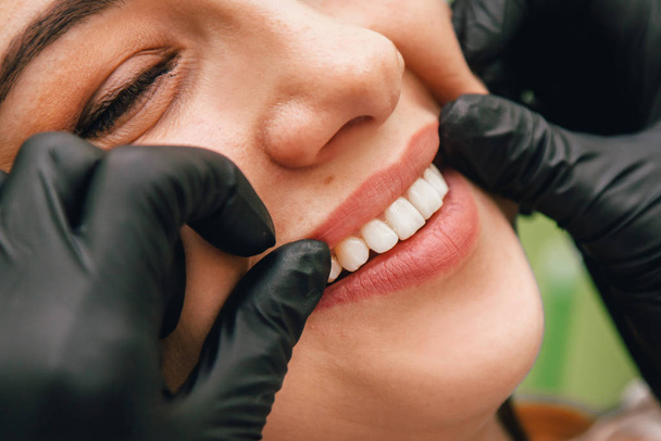 dentist examines teeth patient girl, close up - Foto, Imagen