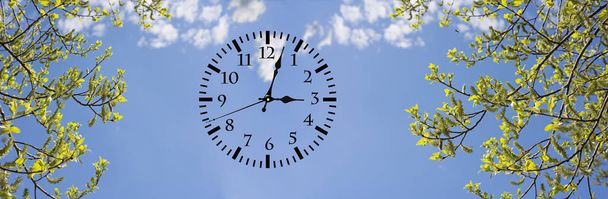 Horario de verano (DST). Cielo azul con nubes blancas y reloj. Tiempo de giro hacia adelante (+ 1h
). - Foto, imagen