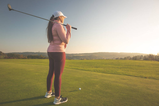 Профессиональная женщина гольфистка на поле для гольфа готова к игре в гольф, спортивная концепция
 - Фото, изображение