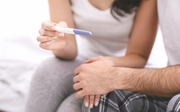 Aggódó férfi és nő várja a terhességi teszt eredményét - Fotó, kép