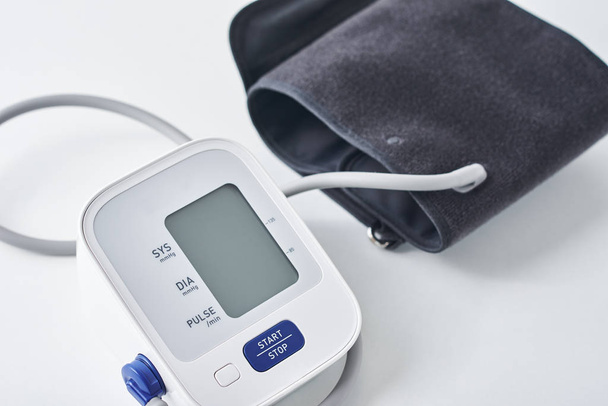 テーブルの上の血圧監視装置を閉めろヘルスケアと医療の概念 - 写真・画像