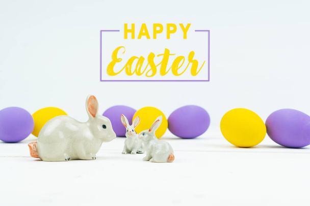 Wielkanoc dzień mała rodzina króliczek z dekorowanymi jajkami - Zdjęcie, obraz