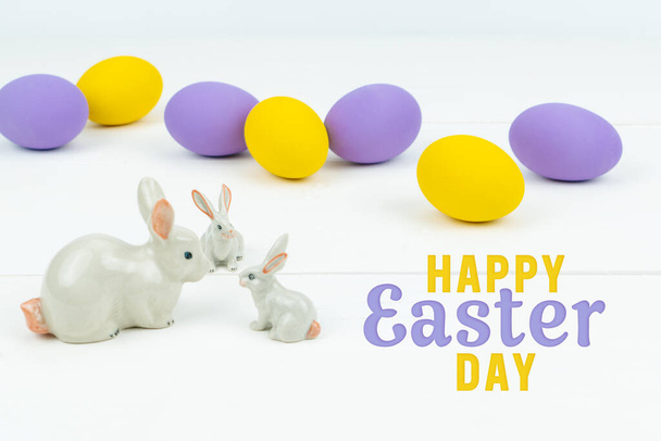 Piccola famiglia coniglietto con uova decorate - Buon giorno di Pasqua
 - Foto, immagini