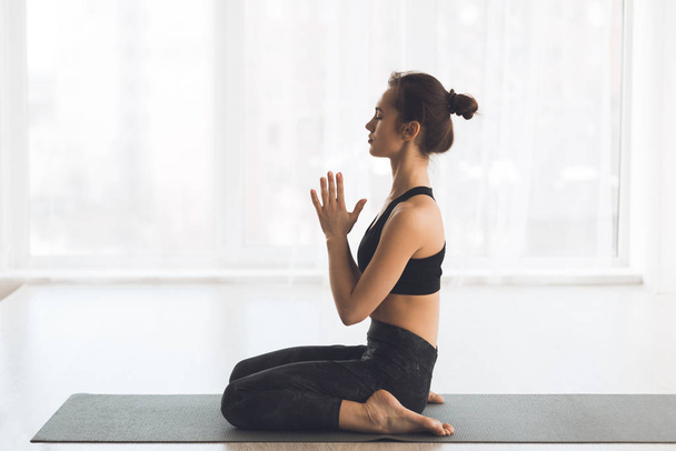 Vista laterale della donna yogi che fa gesto namaste a casa
 - Foto, immagini