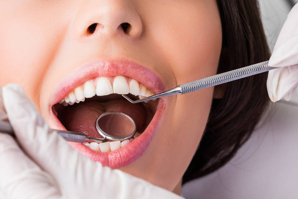 歯医者での歯科検診 - 写真・画像