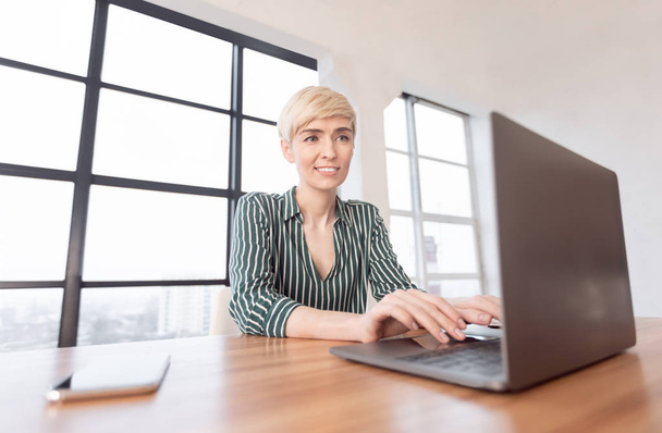 Üzleti nő dolgozik Laptop Számítógép Modern Office - Fotó, kép