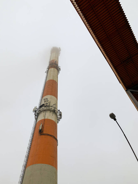 Pohled na průmyslový komín zdola - Fotografie, Obrázek