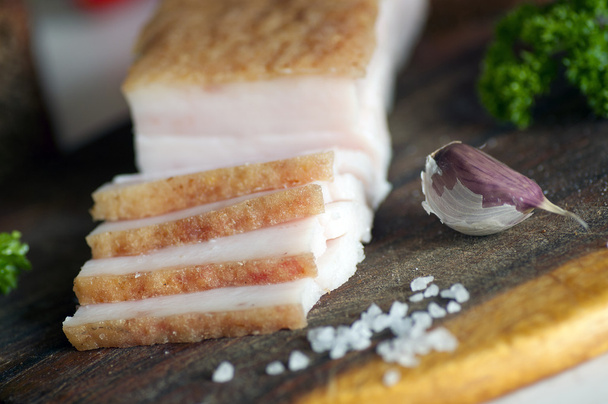 gesneden gezouten varkensvlees reuzel close-up - Foto, afbeelding