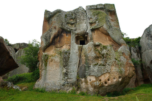 Piedra de leones
 - Foto, Imagen