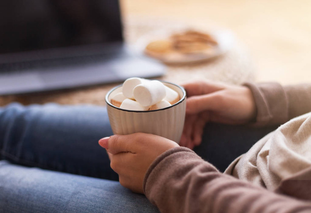 Girl enjoying hot chocolate with marshmallows at home - Fotoğraf, Görsel