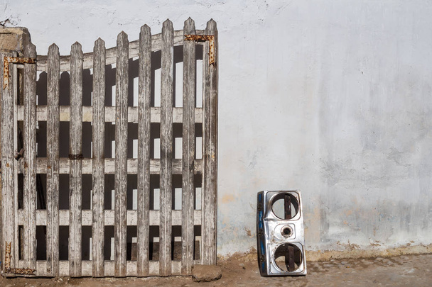 Cancello in legno aperto e una pentola rotta
 - Foto, immagini