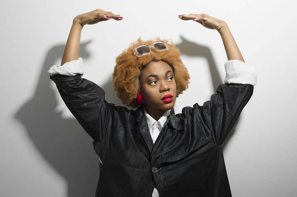 Портрет стильной афроамериканки с кудрявыми волосами. Модная чернокожая девушка с чистой кожей. - Фото, изображение