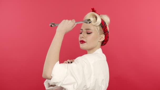 Épingler femme blonde tenant clé et toucher les biceps sur fond rose
 - Séquence, vidéo