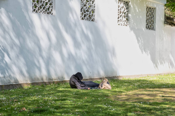 VANCOUVER - 05 MAY 2019: Chinatown, Vancouver Canadá. Gente sin hogar durmiendo en la hierba
 - Foto, imagen