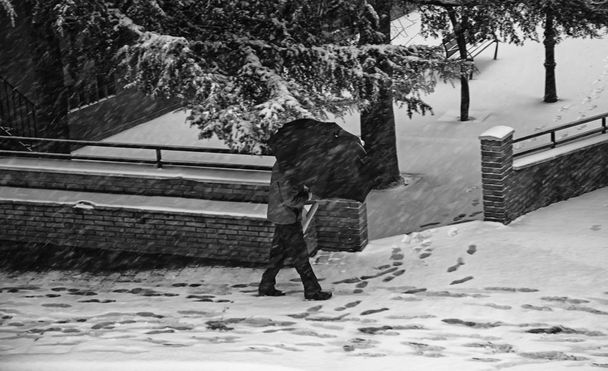 Mann läuft auf Schnee - Foto, Bild