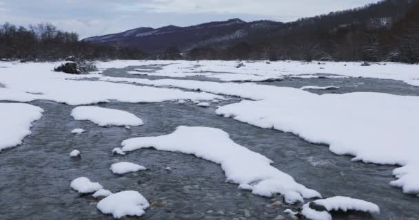 Река, проходящая через горное ущелье зимой
 - Кадры, видео