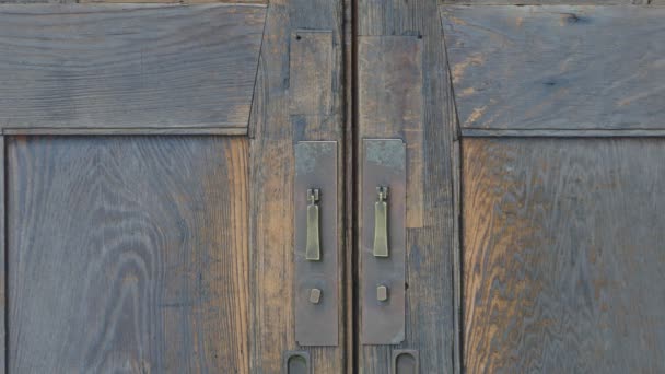 old wood door with metal lock on it - Séquence, vidéo