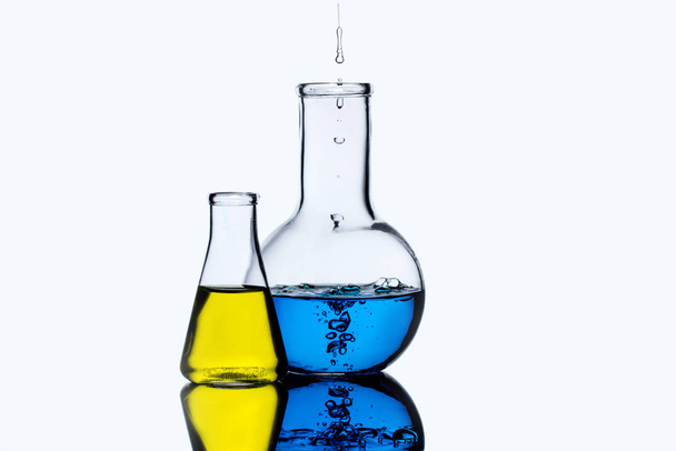 Recipientes químicos com líquidos coloridos
 - Foto, Imagem