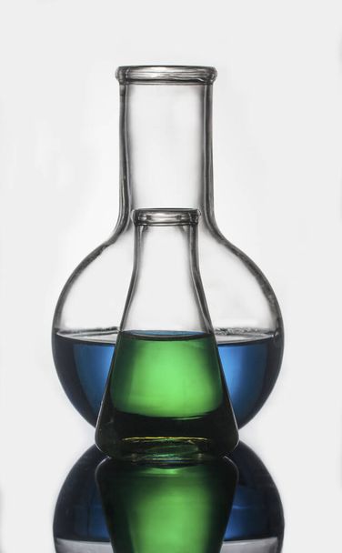 Recipientes químicos con líquidos colorantes
 - Foto, Imagen