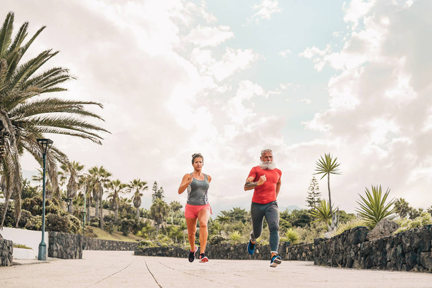 Пара делает бег тренировки на открытом воздухе - Спортивные люди тренировки спринт упражнения - Здоровье деятельности и образ жизни спортивная концепция - Фото, изображение