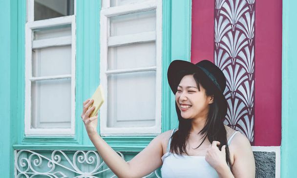 Ασιάτισσα κοπέλα που παίρνει selfie με κινητό smartphone εξωτερική - Ευτυχισμένη Κινέζα γυναίκα που διασκεδάζει με τις νέες εφαρμογές τεχνολογίας τάσεων - Millennial γενιά και την τεχνολογία άνθρωποι εθισμένοι έννοια - Φωτογραφία, εικόνα