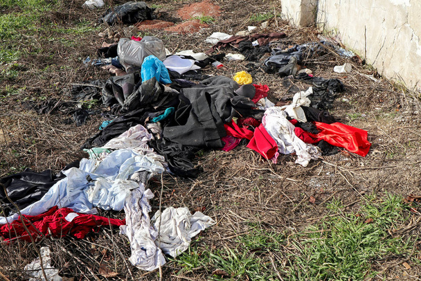 Basura de ropa vieja en la calle
 - Foto, Imagen