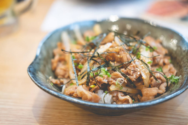 Grillattu viipale sianlihaa riisin kulhoon japanilainen tyyli butadon
 - Valokuva, kuva