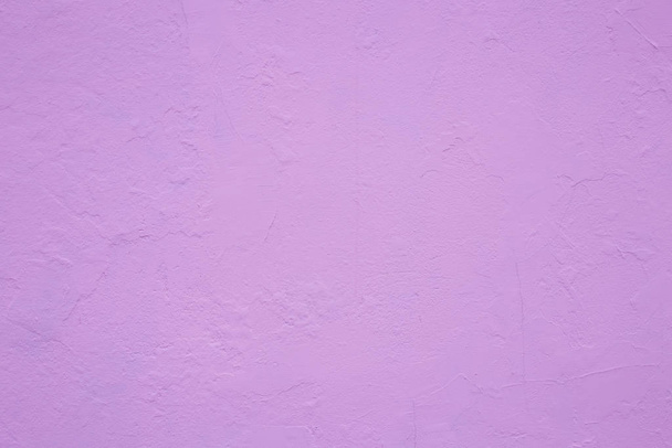 цементная стена окрашена в оттенки розового
 - Фото, изображение