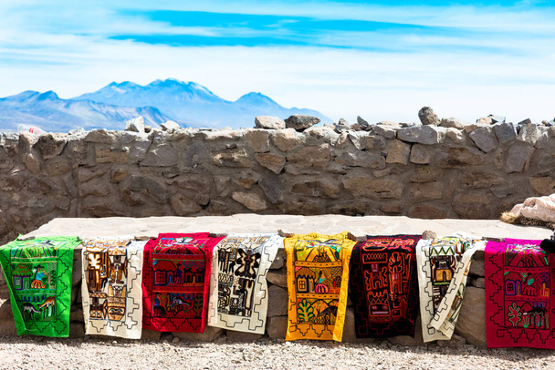 Colorida exposición de alfombras en los Andes, Perú
 - Foto, imagen