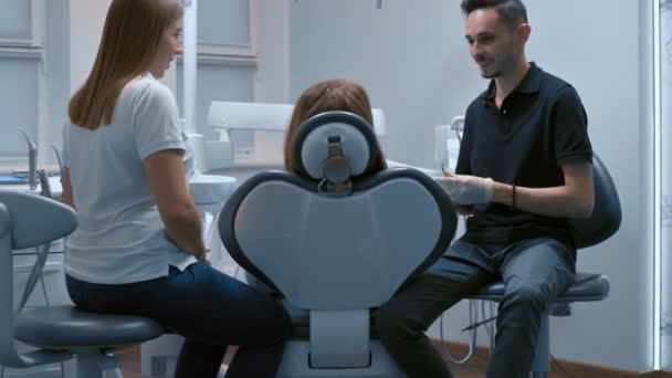 Preparation of tools in the dental clinic, talking with the patient. - Filmmaterial, Video
