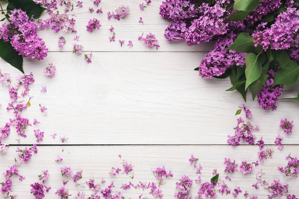 Rámeček fialových květin na bílém dřevě, kopírovací prostor, horní pohled - Fotografie, Obrázek