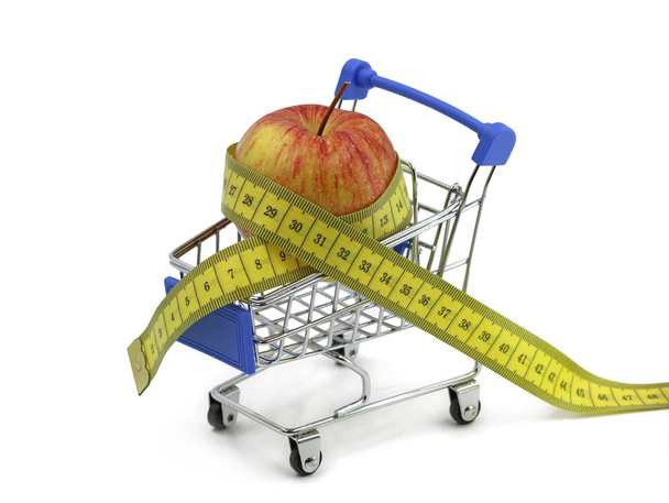 červené jablko v nákupním košíku a měřicí páska izolované na bílém pozadí, dietní koncept plán - Fotografie, Obrázek