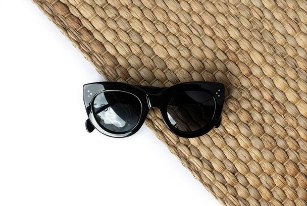 Composition créative avec lunettes de soleil et serviette en paille sur fond blanc b
 - Photo, image