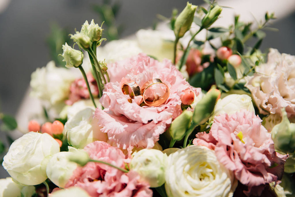 rings on the brides wedding bouquet - 写真・画像