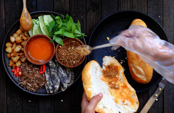 De cerca la mano mujer preparar el desayuno, pan vegano vietnamita st
 - Foto, Imagen