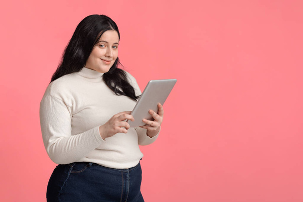 Smiling Overweight Woman Holding Digital Tablet Making Shopping Online - Fotoğraf, Görsel