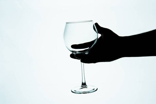 hand holds the glass on a white background. - Foto, afbeelding