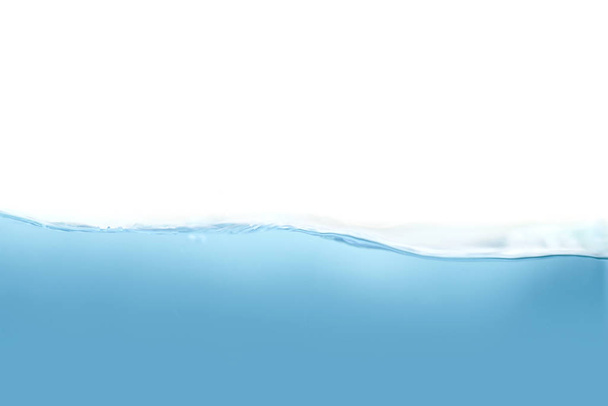 Przezroczyste niebieskie tło oceanu. Zbliżenie głębokiej podwodnej sceny morskiej, rozprysk wody i pęcherzyki powietrza izolowane na białym tle dla kreatywnego projektowania banerów. Powierzchnia wody Horizon z promieniami światła - Zdjęcie, obraz