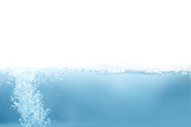 Прозорий синій океанський фон. Крупним планом глибоку підводну морську сцену, водяні бризки та повітряні бульбашки ізольовані на білому тлі для творчого дизайну банерів. Водна поверхня горизонту з променями світла
 - Фото, зображення