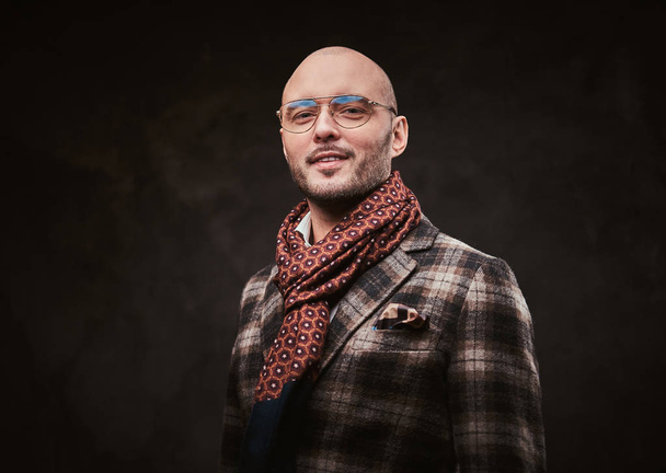 Успішний стильний бізнесмен позує в студії з картатою курткою, окулярами та шарфом
 - Фото, зображення