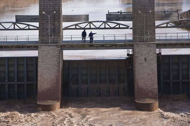 メンヒバルにダムのゲート - 写真・画像